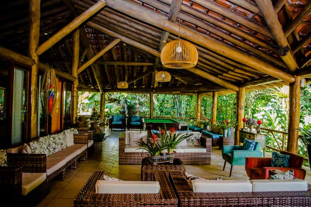 Sala de estar do Eco Resort Itamanbuca projetado pela Madueño arquitetura